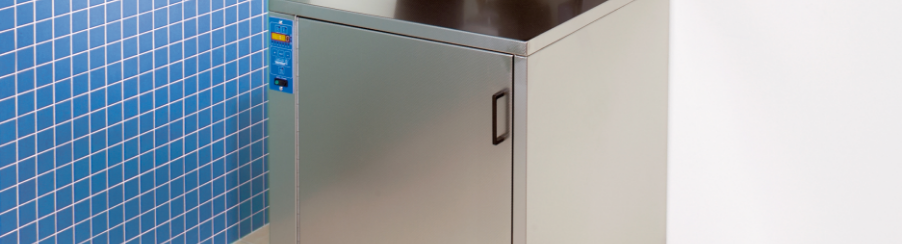 Wärmeschrank für Physiotherapie in professioneller Anwendung zur Erwärmung von Fango, Moor und Wärmepackungen