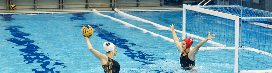 Ein Wasserballtor schwimmt auf der Wasseroberfläche eines Pools und ist für Training und Wettkampf im Wassersport geeignet.