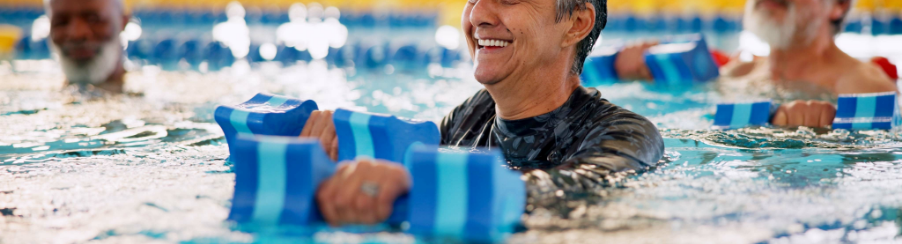 Therapiebecken mit Hilfsmitteln für Wassertherapie im physiotherapeutischen Einsatz