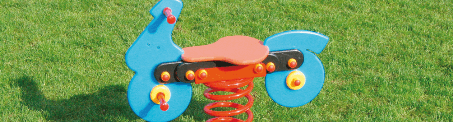 Federwippe auf dem Spielplatz für Kinder auf einem öffentlichen Spielplatz