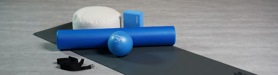 Verschiedene Yoga Sets für effektives Training, ideal für Fitnessbegeisterte, auf einem stilvollen Banner dargestellt