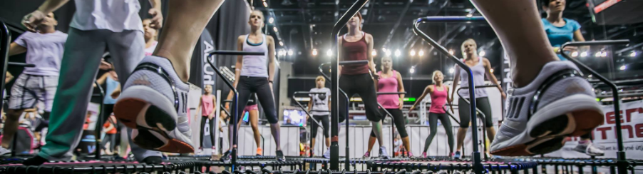 Frauen im World Jumping Training auf Fitness-Trampolinen mit Haltegriff