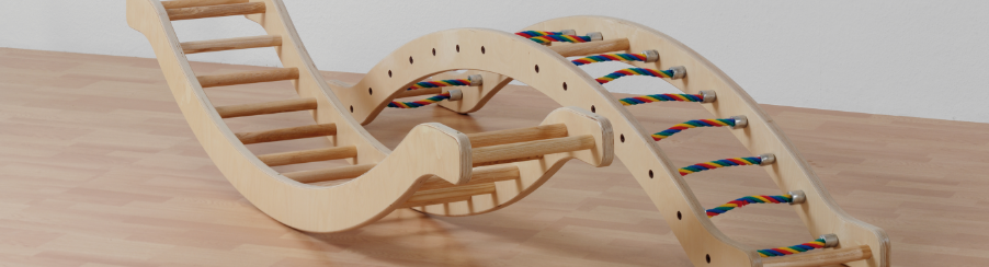 Zwei Kletterwippen aus Holz mit Holz- und Seilsprossen