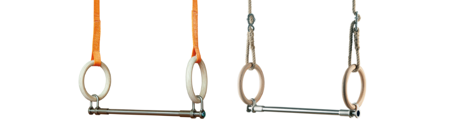 Ein Turntrapez aus Metall an Turnringen mit orangenen Kunststoffseilen und ein Turntrapez an Turnringen mit Strickseilen